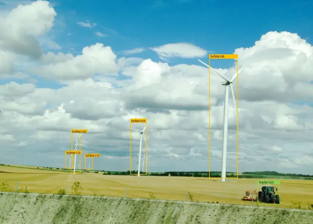 Champs d'éolienne avec un tracteurs : les éoliennes et le tracteur sont détecter différement